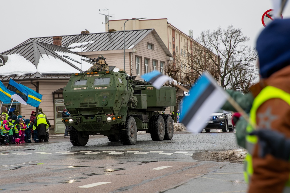 U.S. Armed Forces honor formation of Estonian Artillery Battalion