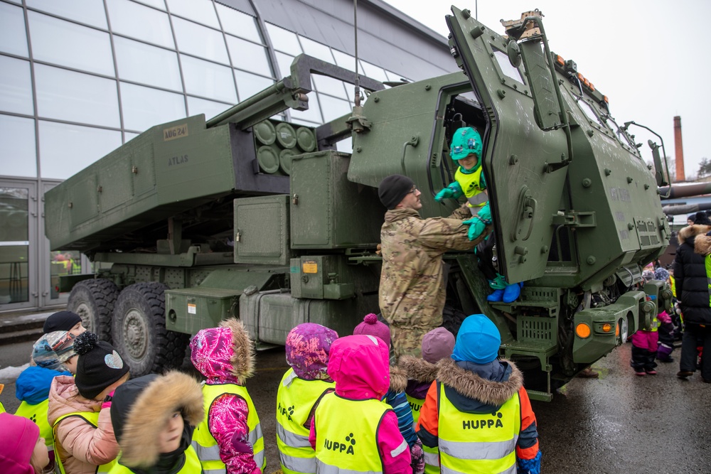 U.S. Armed Forces honor formation of Estonian Artillery Battalion