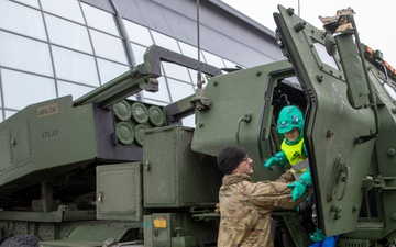 U.S. Armed Forces honor formation of Estonian Artillery Battalion