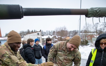 U.S. Armed Forces honor formation of Estonian Artillery Battalion