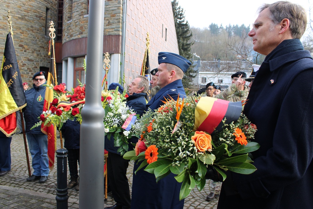 Dignitaries Lay Wreaths in Remembrance of the Fallen.