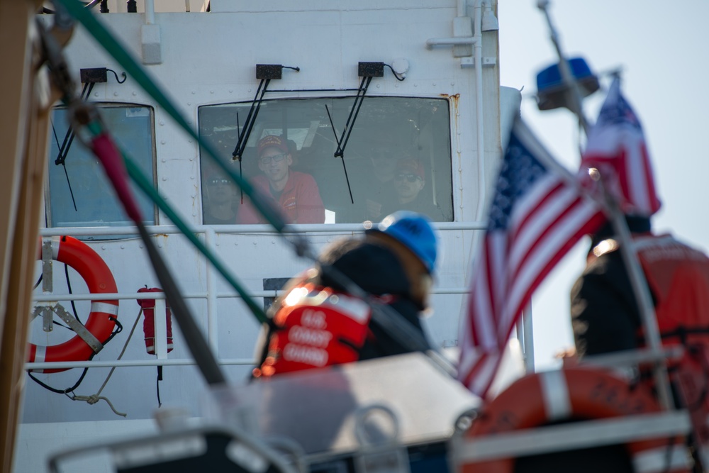 USCGC Polar Star (WAGB 10) conducts boat operations in McMurdo Sound during Operation Deep Freeze