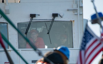 USCGC Polar Star (WAGB 10) conducts boat operations in McMurdo Sound during Operation Deep Freeze