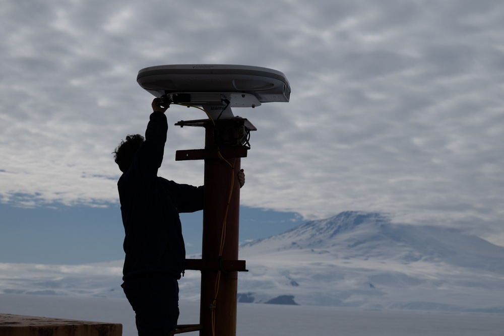 USCGC Polar Star (WAGB 10) transits McMurdo Sound during Operation Deep Freeze