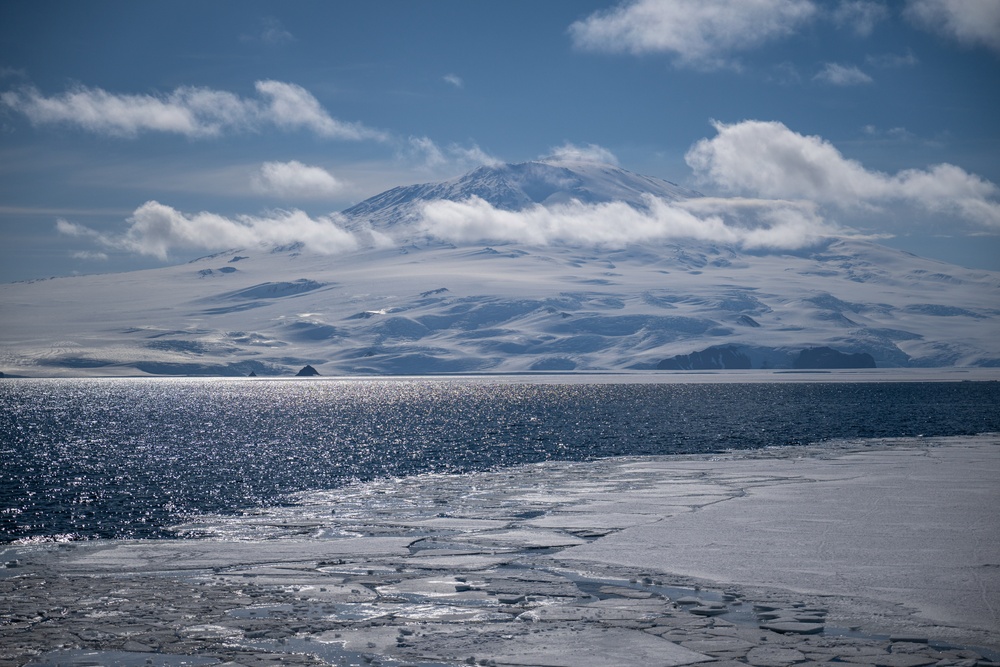 USCGC Polar Star (WAGB 10) conducts dive operations in McMurdo Sound during Operation Deep Freeze