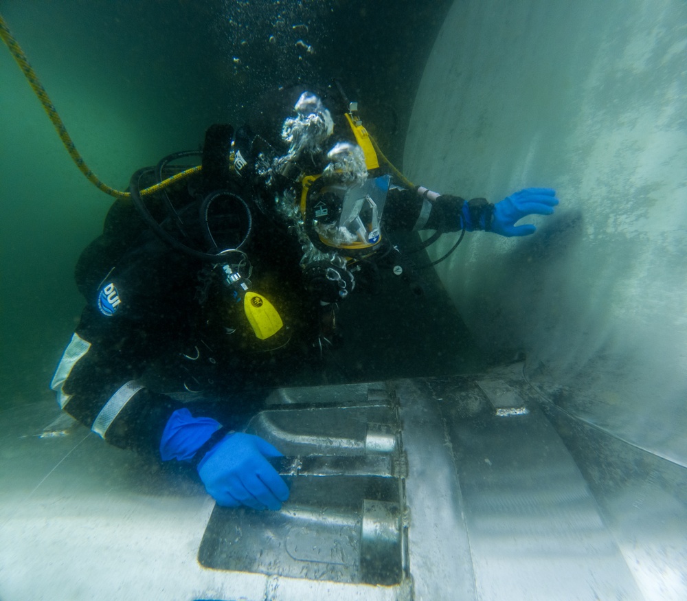 USCGC Polar Star (WAGB 10) conducts dive operations in McMurdo Sound during Operation Deep Freeze