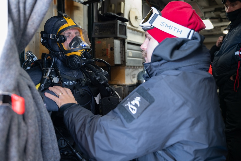 USCGC Polar Star (WAGB 10) conducts dive operations in McMurdo Sound during Operation Deep Freeze