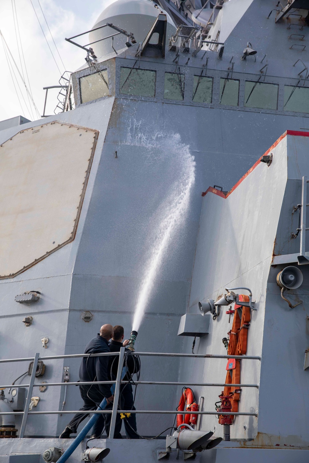 USS Howard Conducts Fresh-Water Washdown