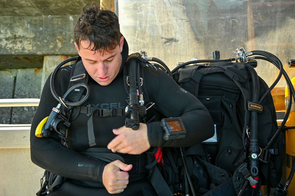 NAVFAC EXWC Divers Conduct Emergency Training for SCUBA Operations