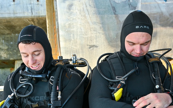 NAVFAC EXWC Divers Conduct Emergency Training for SCUBA Operations
