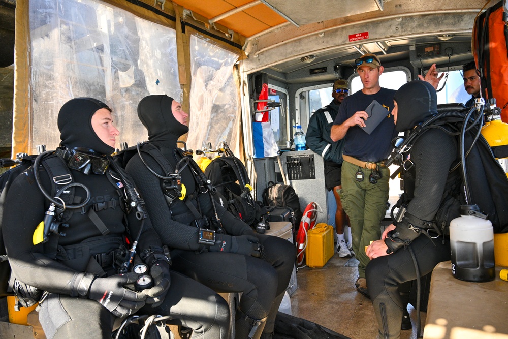 NAVFAC EXWC Divers Conduct Emergency Training for SCUBA Operations