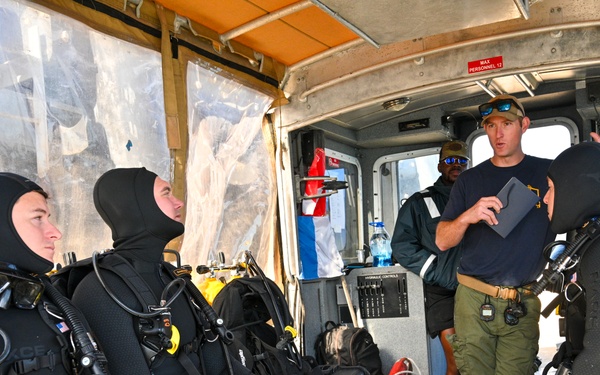 NAVFAC EXWC Divers Conduct Emergency Training for SCUBA Operations