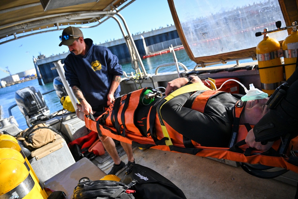 NAVFAC EXWC Divers Conduct Emergency Training for SCUBA Operations