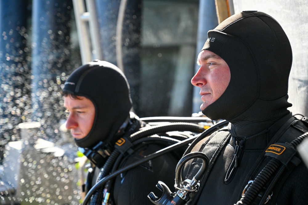 NAVFAC EXWC Divers Conduct Emergency Training for SCUBA Operations