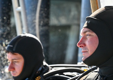 NAVFAC EXWC Divers Conduct Emergency Training for SCUBA Operations