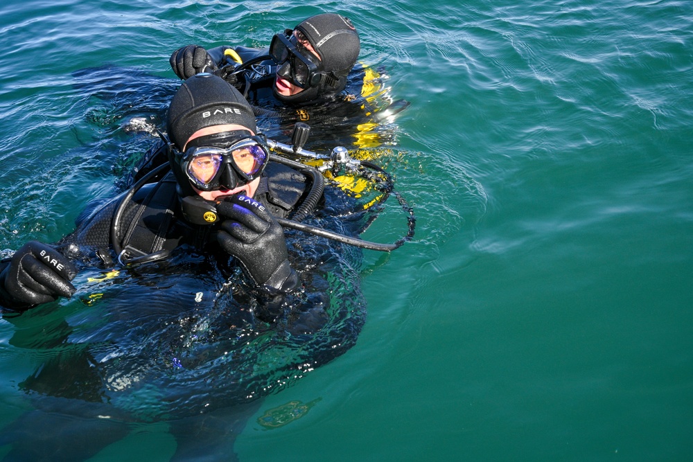 NAVFAC EXWC Divers Conduct Emergency Training for SCUBA Operations