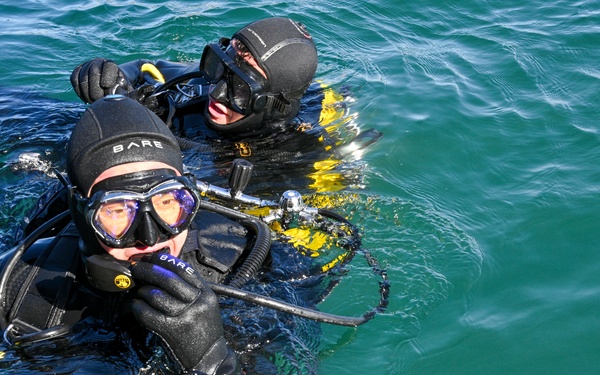 NAVFAC EXWC Divers Conduct Emergency Training for SCUBA Operations