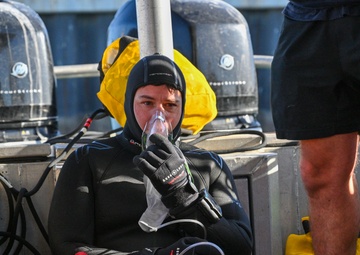 NAVFAC EXWC Divers Conduct Emergency Training for SCUBA Operations