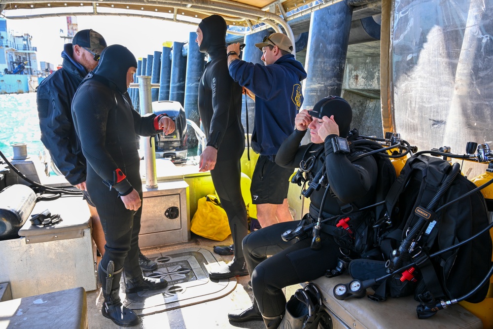 NAVFAC EXWC Divers Conduct Emergency Training for SCUBA Operations