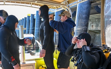 NAVFAC EXWC Divers Conduct Emergency Training for SCUBA Operations