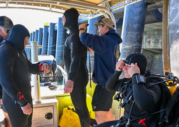 NAVFAC EXWC Divers Conduct Emergency Training for SCUBA Operations