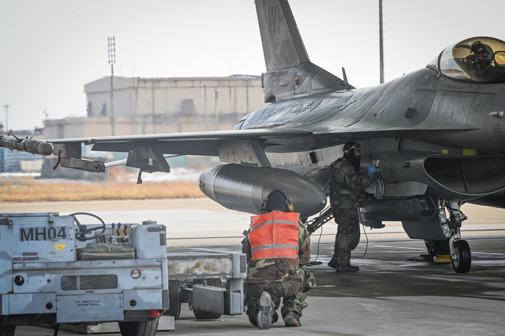 Wolf Pack conducts first Integrated Combat Turn JASSM load in Kunsan history