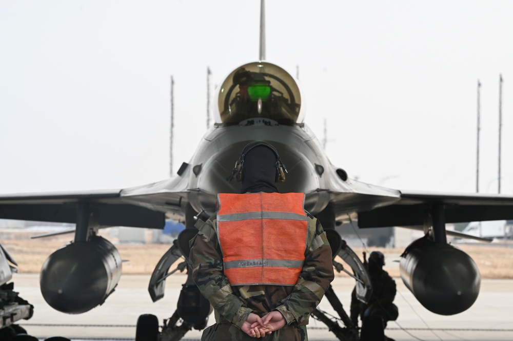 Wolf Pack conducts first Integrated Combat Turn JASSM load in Kunsan history