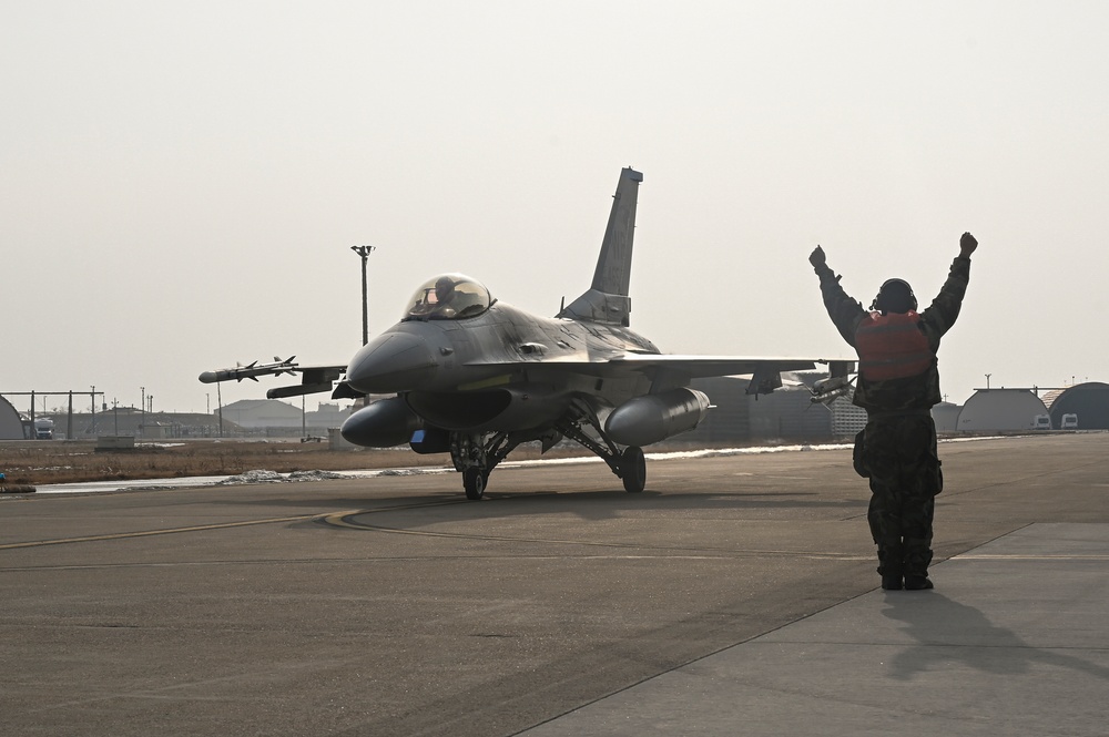 Wolf Pack conducts first Integrated Combat Turn JASSM load in Kunsan history