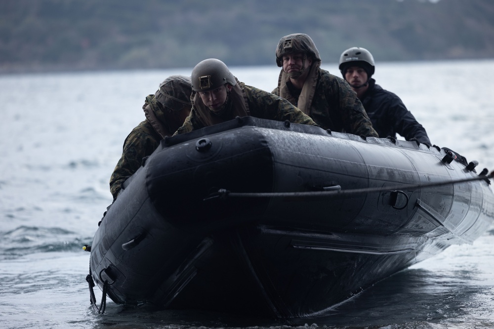 4th Marines ACVs Train for Amphibious Operations with the USS Rushmore