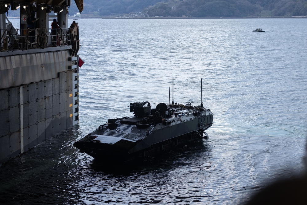 4th Marines ACVs Train for Amphibious Operations with the USS Rushmore