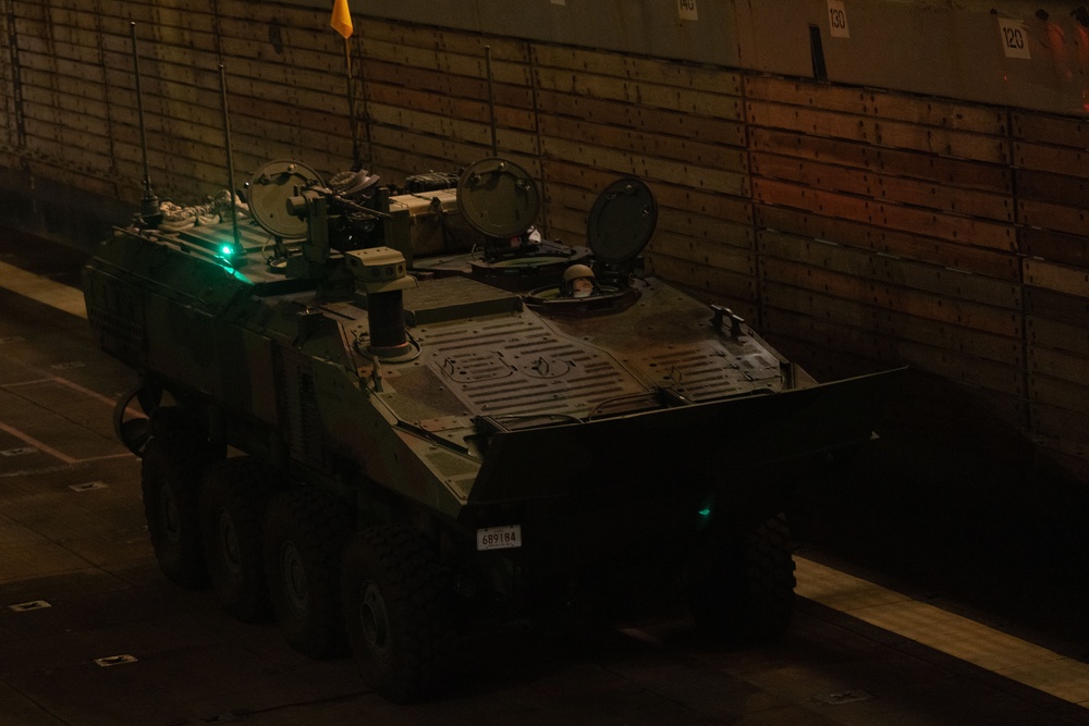 4th Marines ACVs Splash with the USS Rushmore