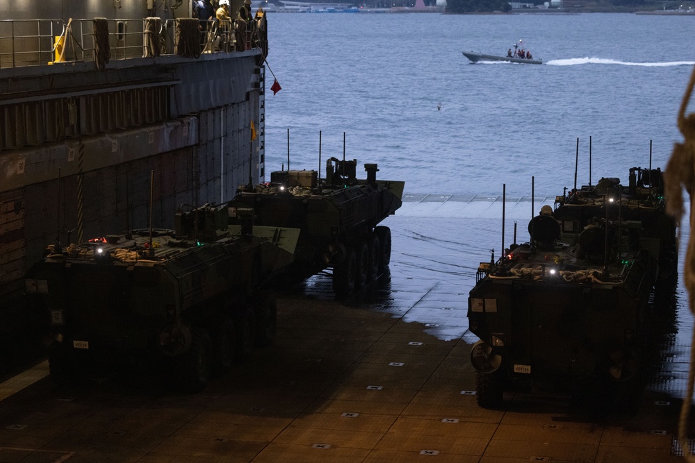 4th Marines ACVs Splash with the USS Rushmore