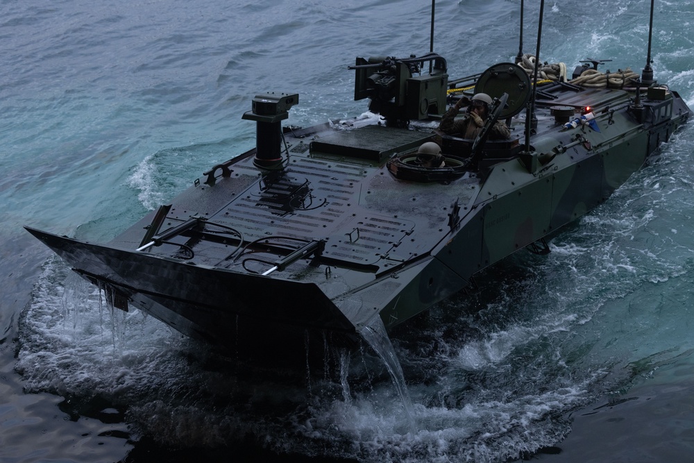 4th Marines ACVs Splash with the USS Rushmore