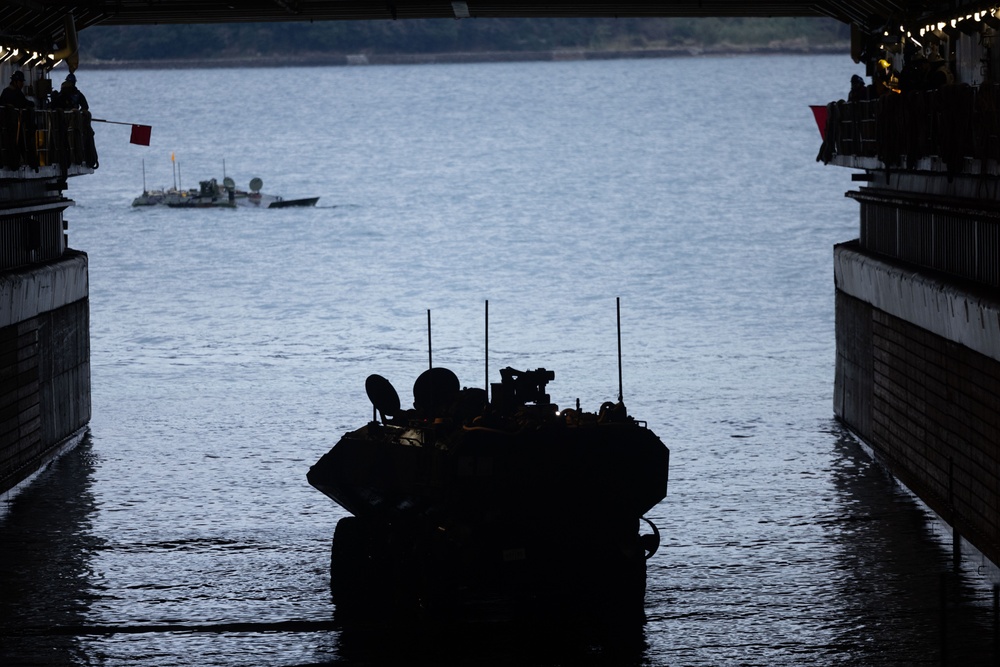 4th Marines ACVs Splash with the USS Rushmore