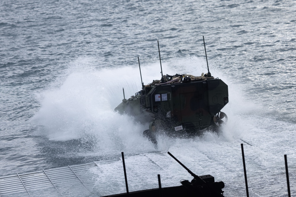 4th Marines ACVs Splash with the USS Rushmore