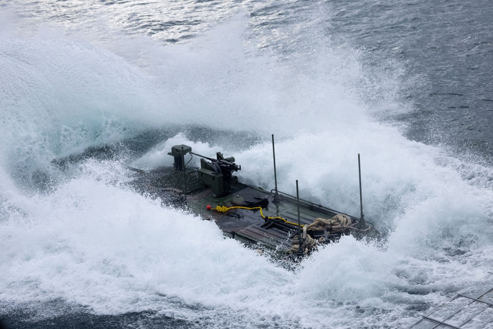 4th Marines ACVs Splash with the USS Rushmore