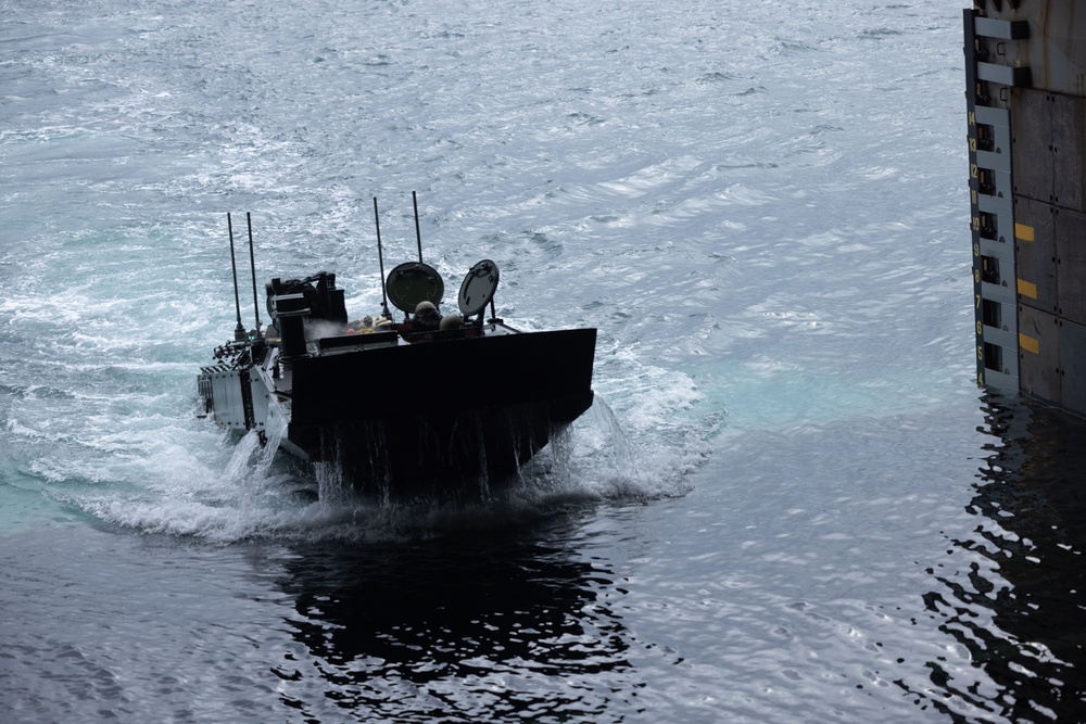 4th Marines ACVs Splash with the USS Rushmore