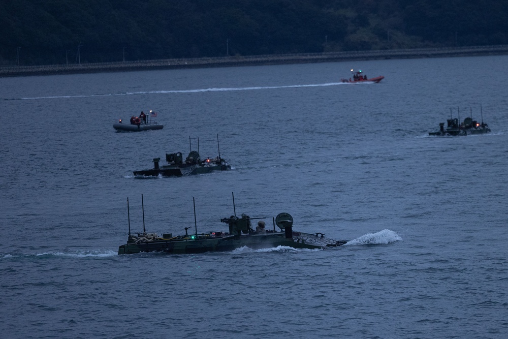 4th Marines ACVs Splash with the USS Rushmore