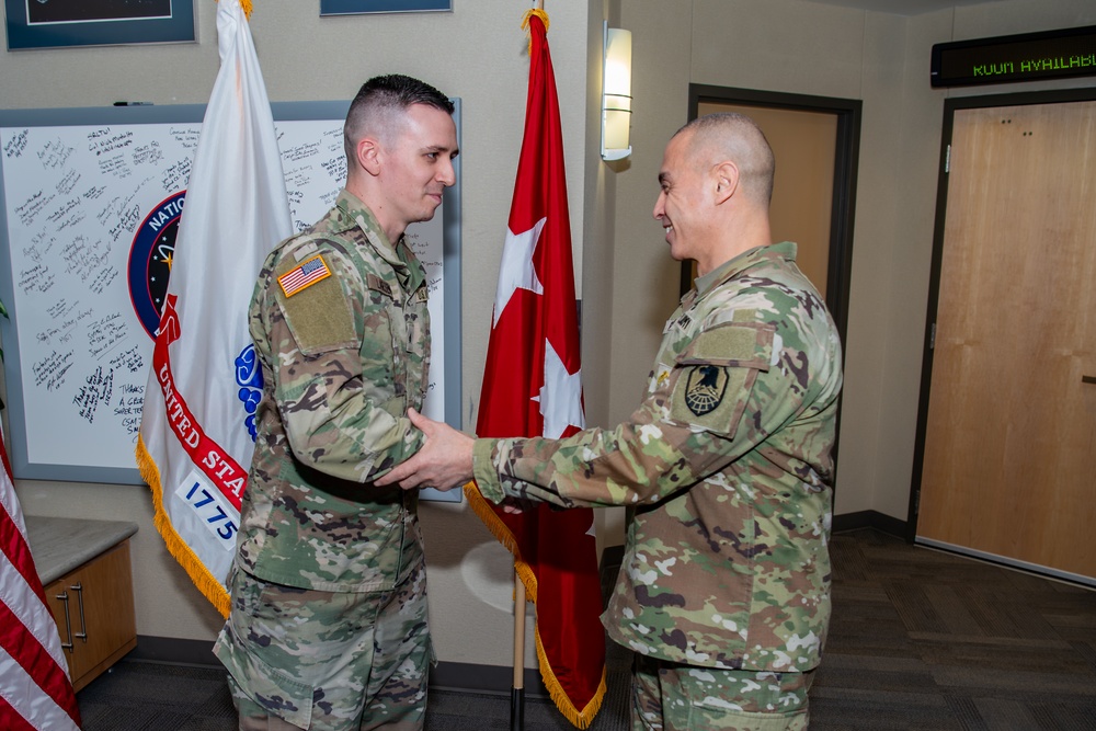 USASMDC commander visits NSDC, presents Basic Space Badge to Soldier