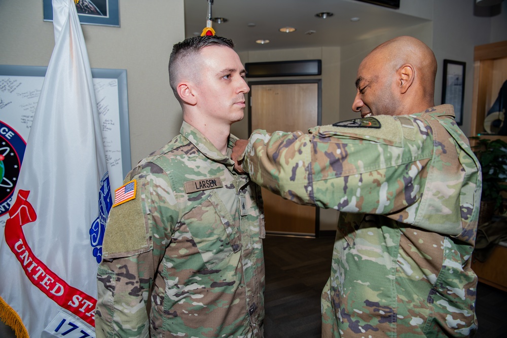 USASMDC commander visits NSDC, presents Basic Space Badge to Soldier