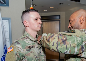 USASMDC commander visits NSDC, presents Basic Space Badge to Soldier