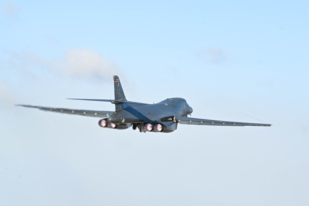 Last of B-1B Lancer Fleet Departs Ellsworth AFB