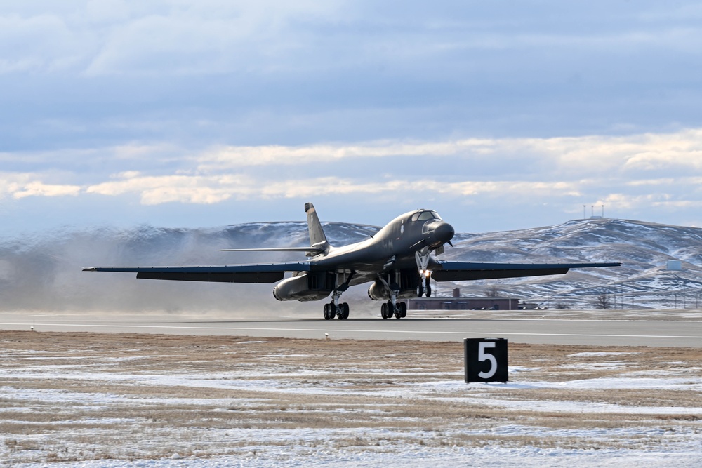 Last of B-1B Lancer Fleet Departs Ellsworth AFB