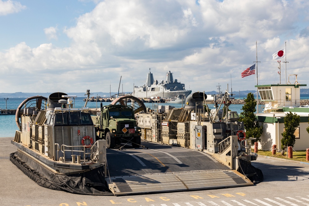 31st MEU | HIMARS Ammunition onload USS San Diego (LPD 22)