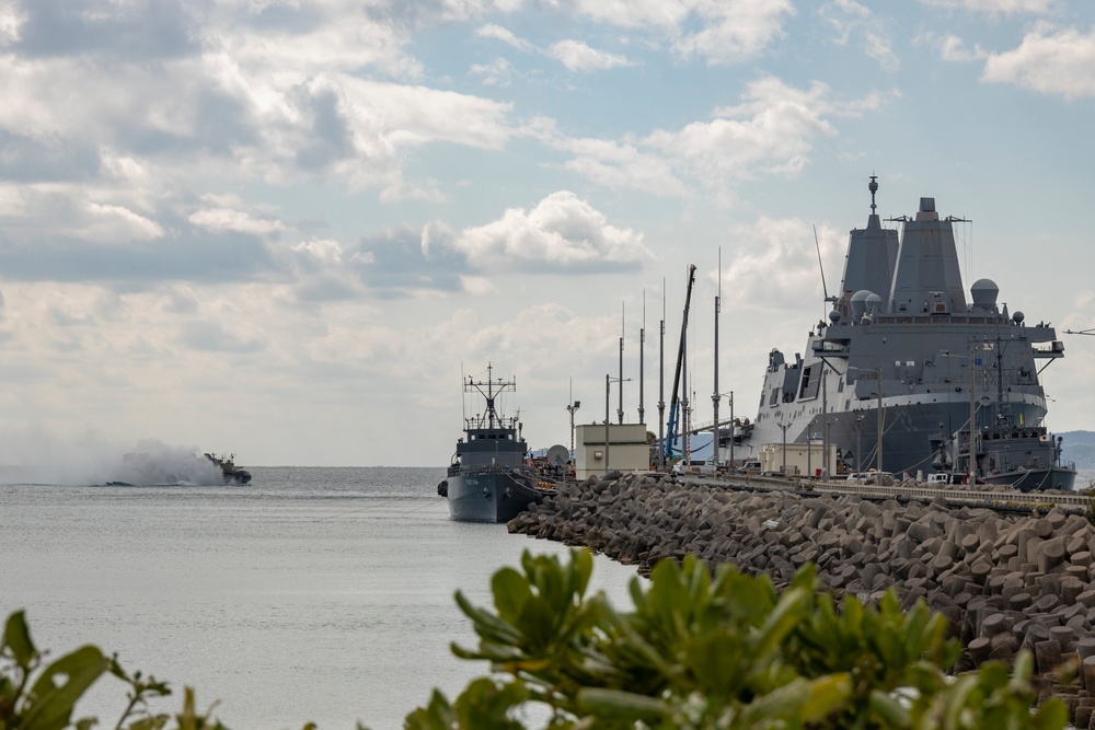 31st MEU | HIMARS Ammunition onload USS San Diego (LPD 22)