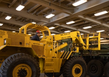 31st MEU | HIMARS Ammunition onload USS San Diego (LPD 22)