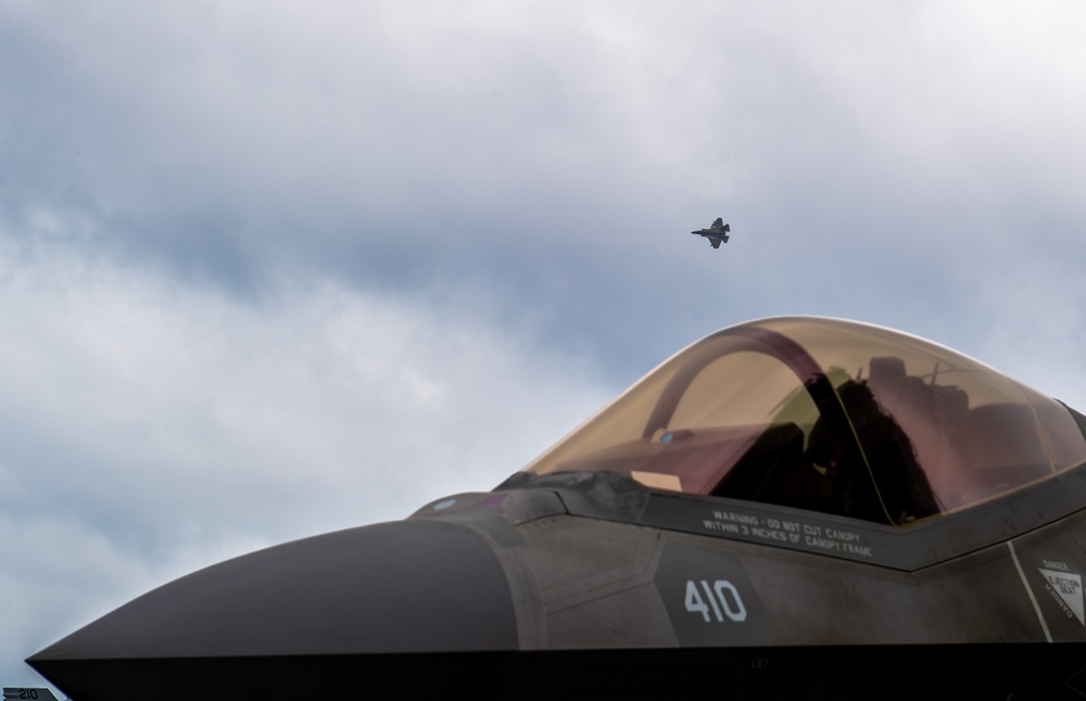 USS Carl Vinson (CVN 70) Conducts Routine Flight Operations in the South China Sea