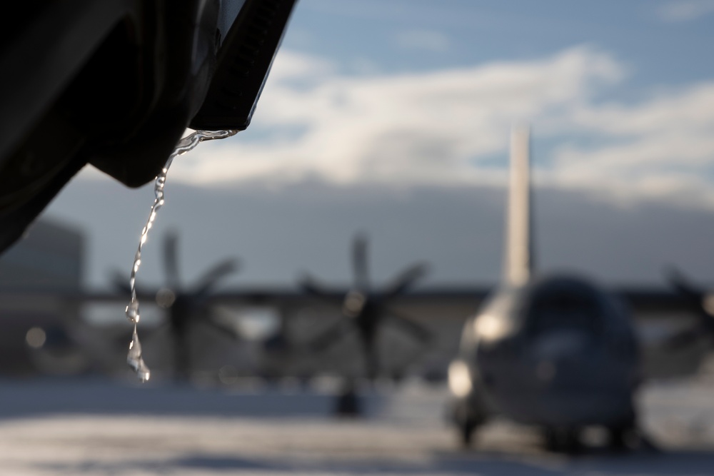 U.S. Marines with VMGR-252 participate in cold-weather training alongside the Royal Canadian Air Force