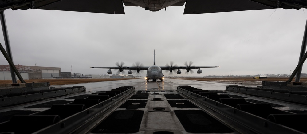 U.S. Marines with VMGR-252 participate in cold-weather training alongside the Royal Canadian Air Force