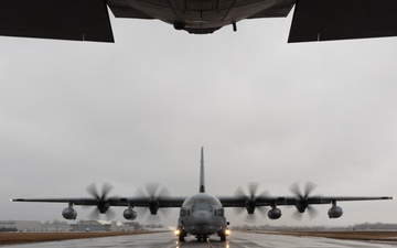 U.S. Marines with VMGR-252 participate in cold-weather training alongside the Royal Canadian Air Force